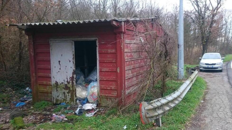 Il casotto dell’Anas diventa una discarica nel bosco