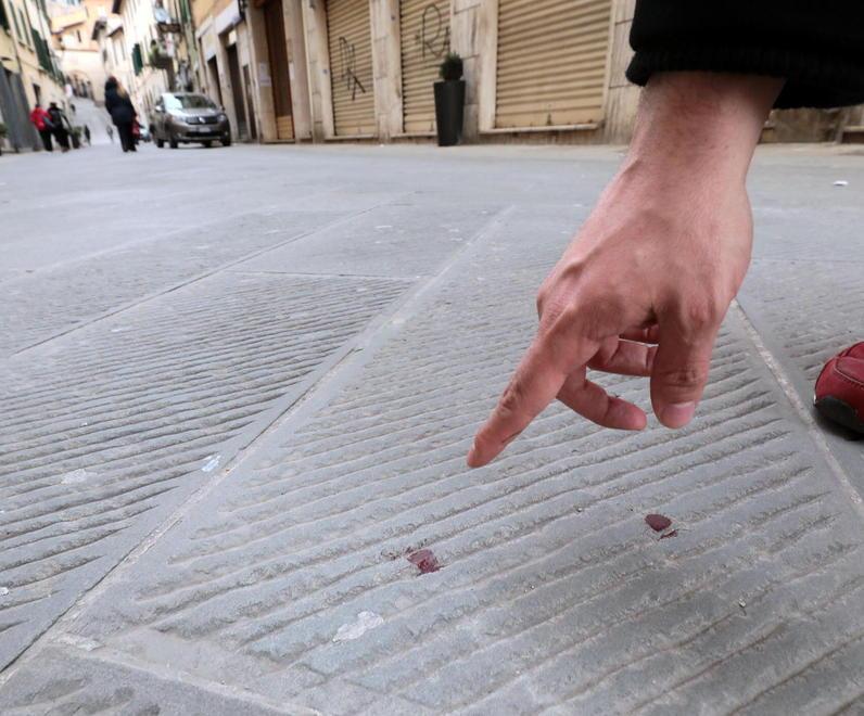Si picchiano a sangue anche con un cartello davanti a bar e negozi 
