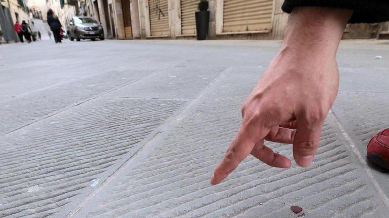 Si picchiano a sangue anche con un cartello davanti a bar e negozi