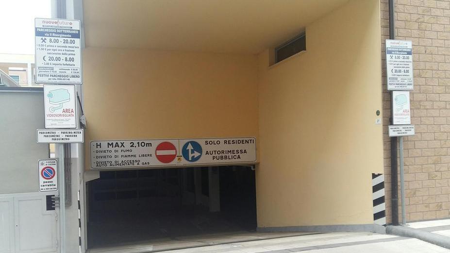 Parcheggio sotterraneo marcia indietro del gestore