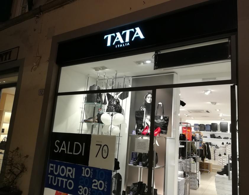 Badante derubata in centro: il negozio le regala le scarpe 