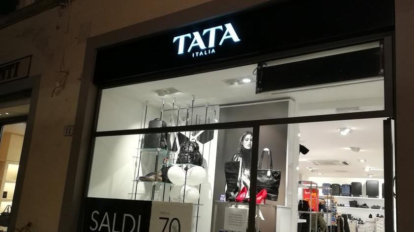 Badante derubata in centro: il negozio le regala le scarpe