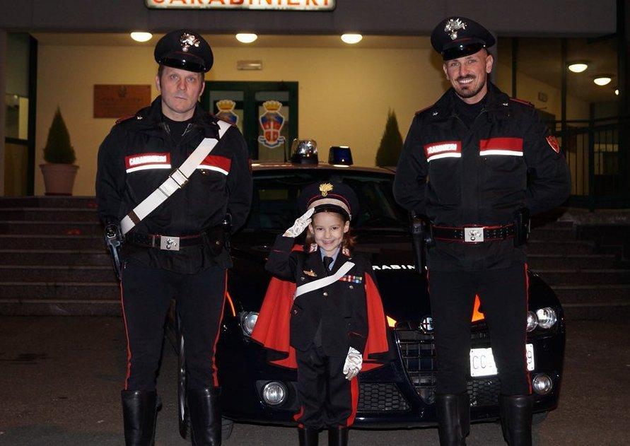 Avery, 6 anni, visita la caserma in divisa da carabiniere