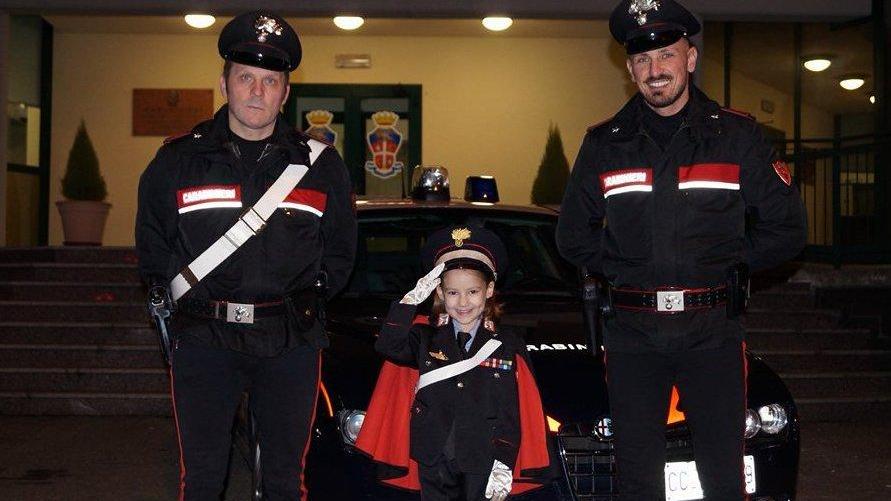 Avery, 6 anni, visita la caserma in divisa da carabiniere