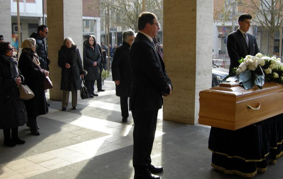 Lacrime e musica per l’ultimo saluto all’ottico Zannoni 