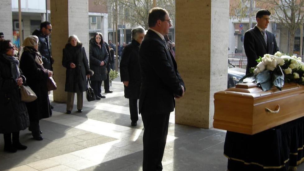 Lacrime e musica per l’ultimo saluto all’ottico Zannoni