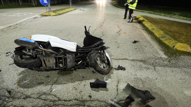 Scontro all’incrocio Grave uno scooterista