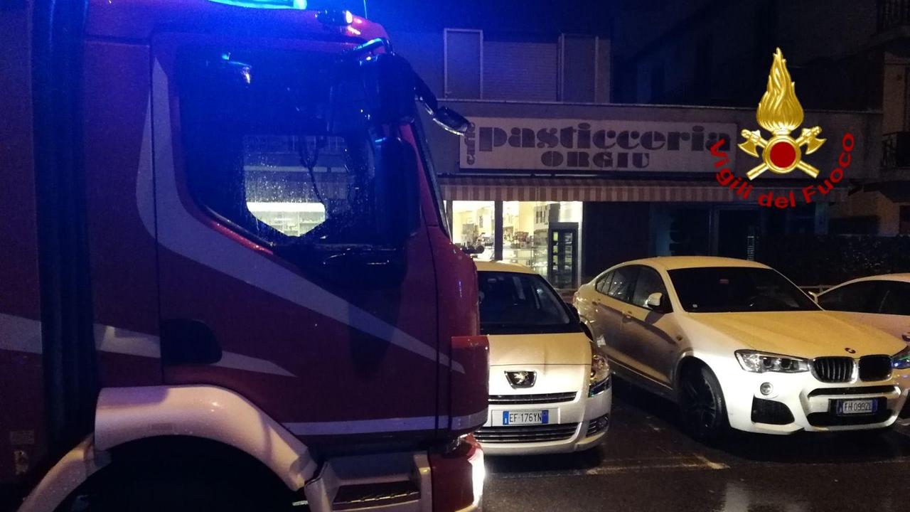 L'intervento dei vigili del fuoco al Bar Orgiu