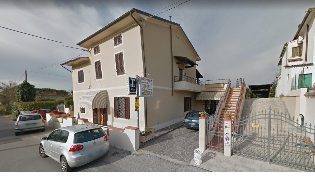 La tabaccheria davanti alla quale è stato rapinato il commerciante