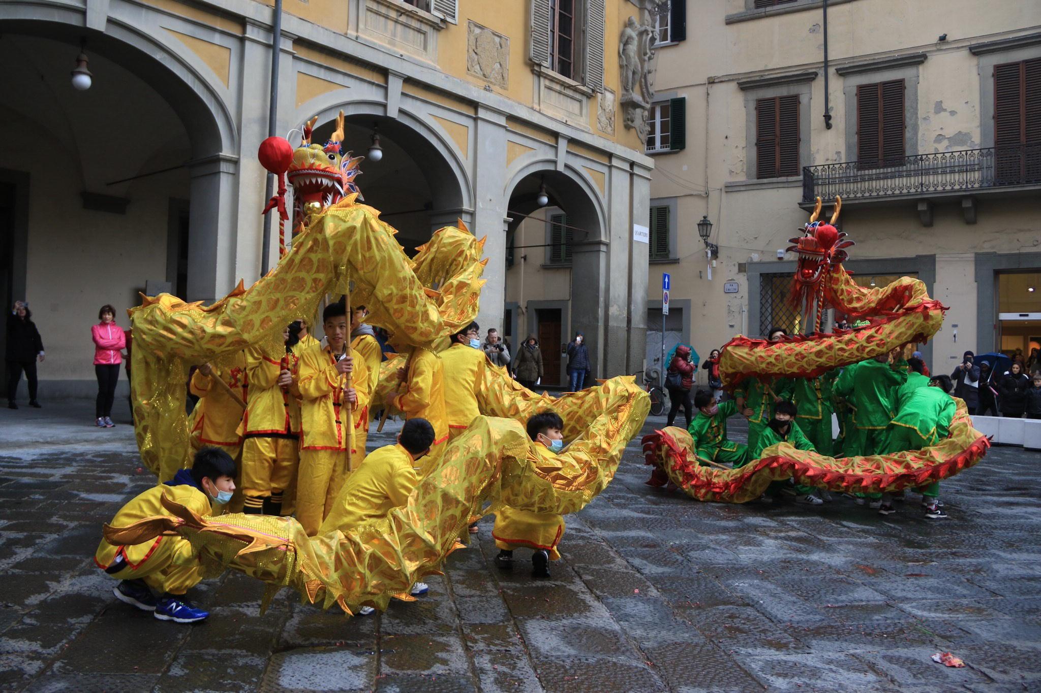 La danza dei due dragoni in piazza del Comune (foto Sproviero Batavia)