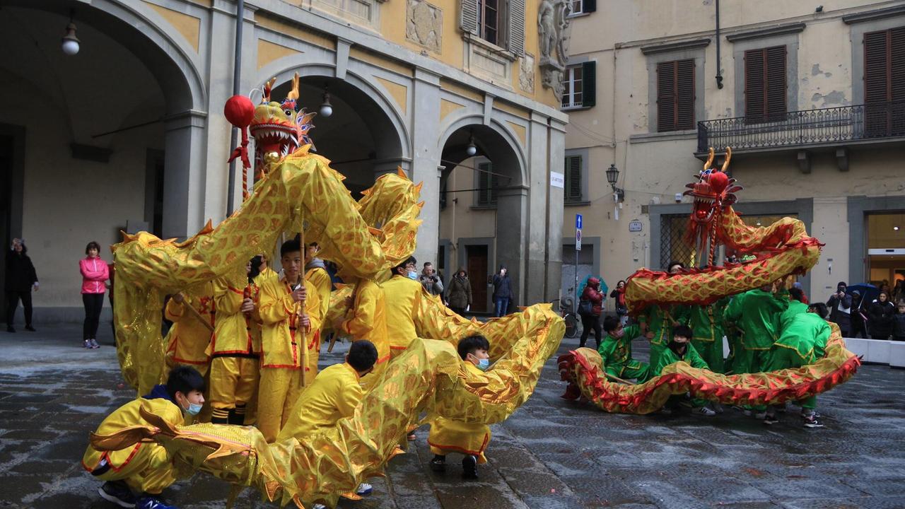 La danza dei due dragoni in piazza del Comune (foto Sproviero Batavia)