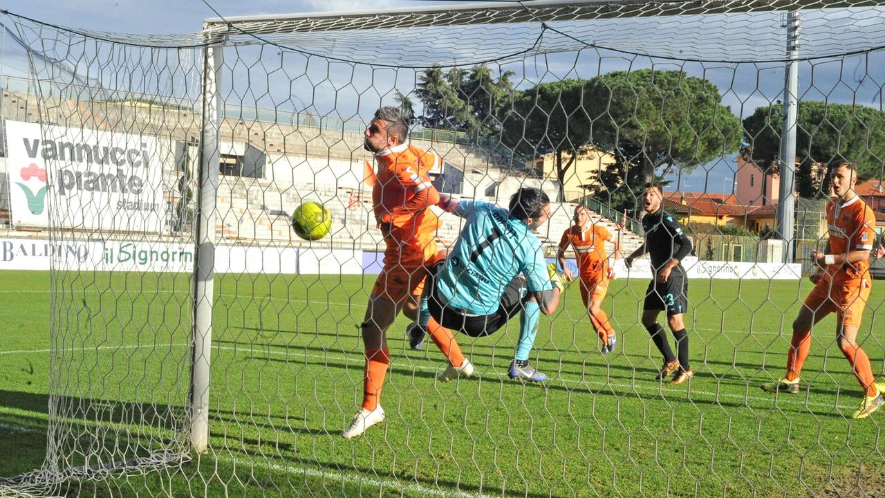 Il gol di De Cenco (foto Gori)