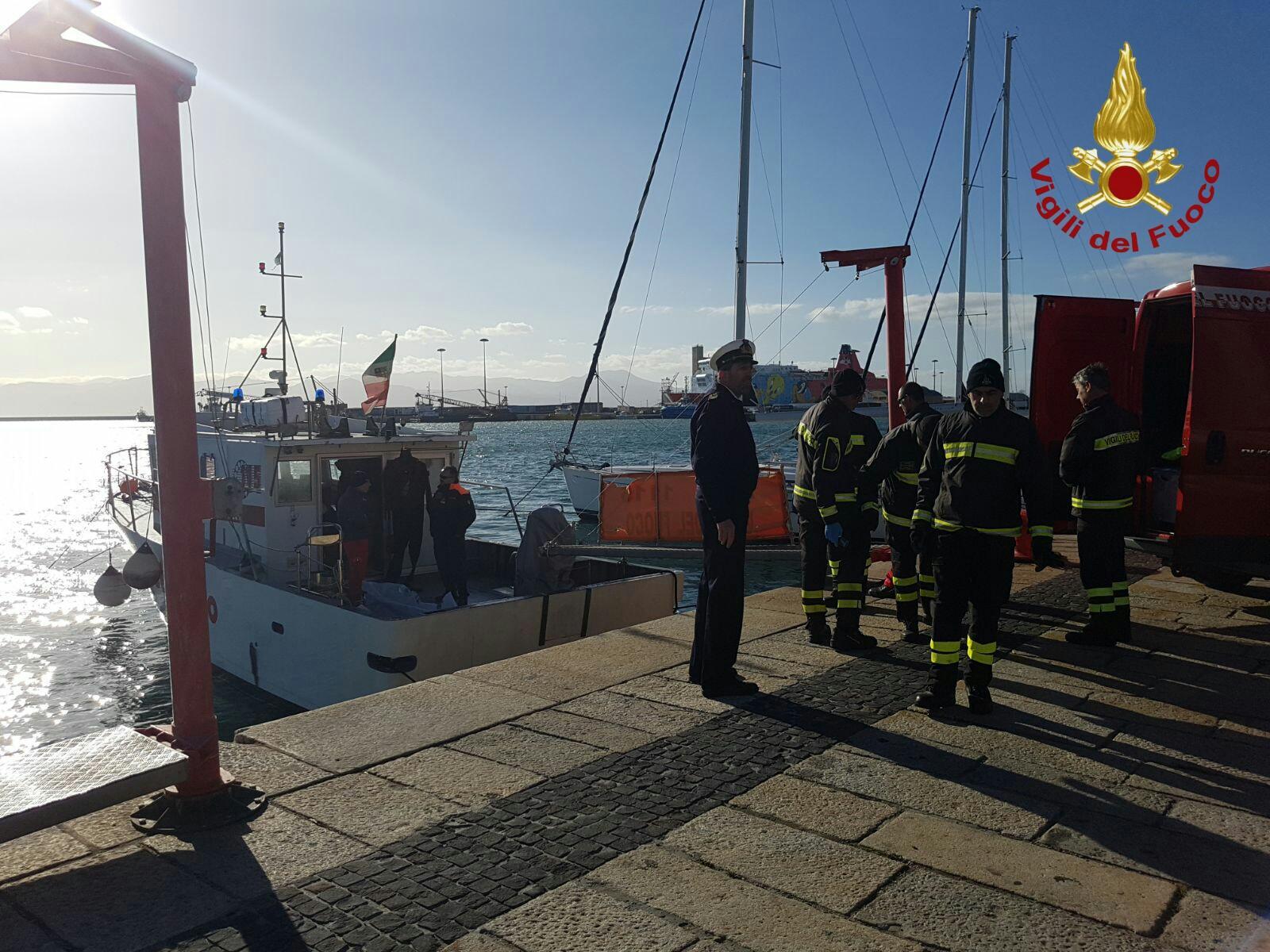 I vigili del fuoco che hanno cercato di soccorrere il surfista (foto Mario Rosas)
