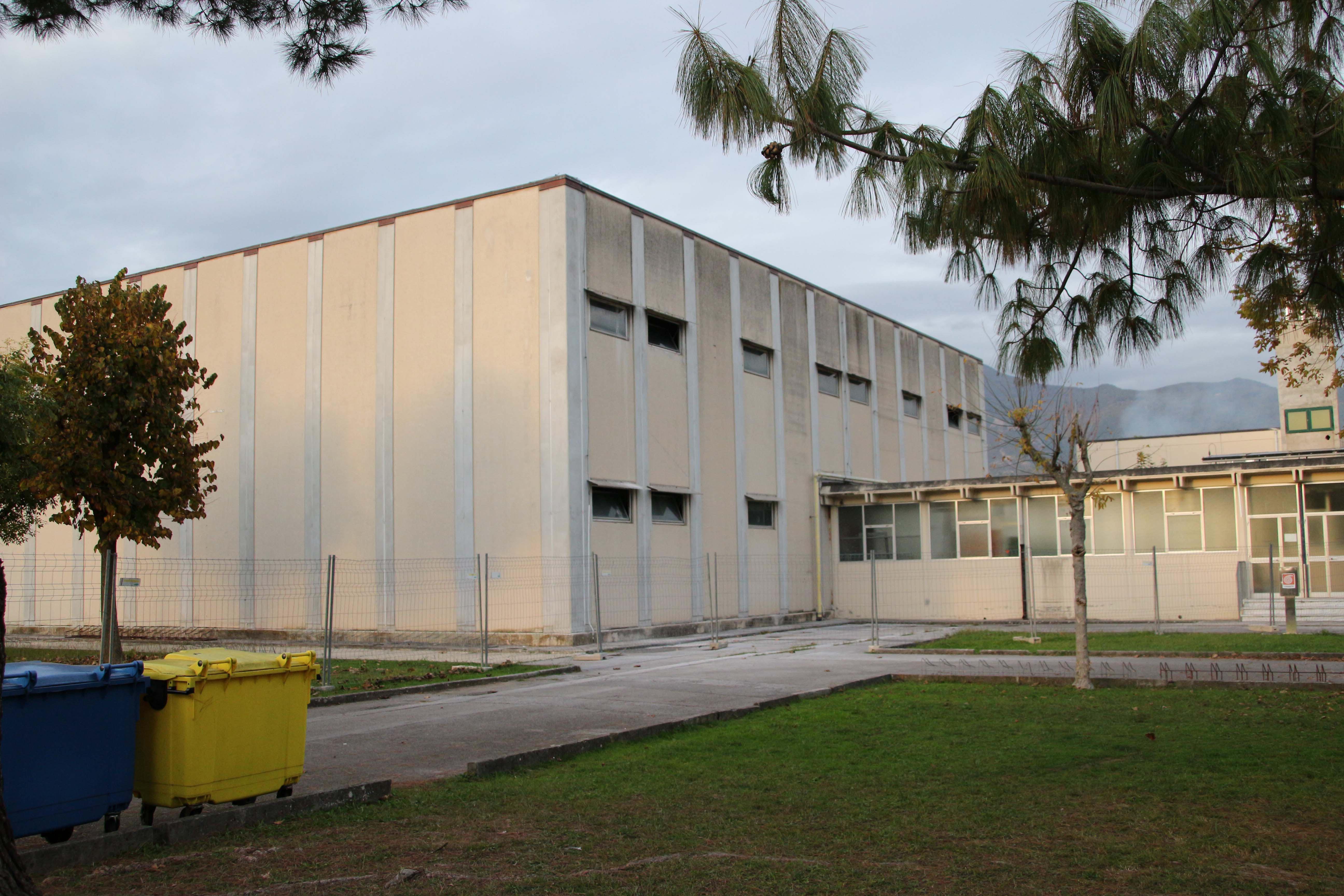 Vandali entrano di notte nella palestra della scuola