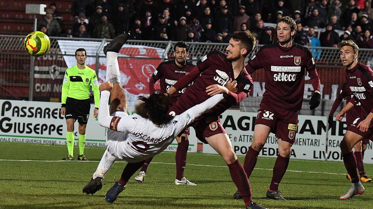 Un'azione di gioco durante Pontedera-Arezzo (Foto Franco Silvi)