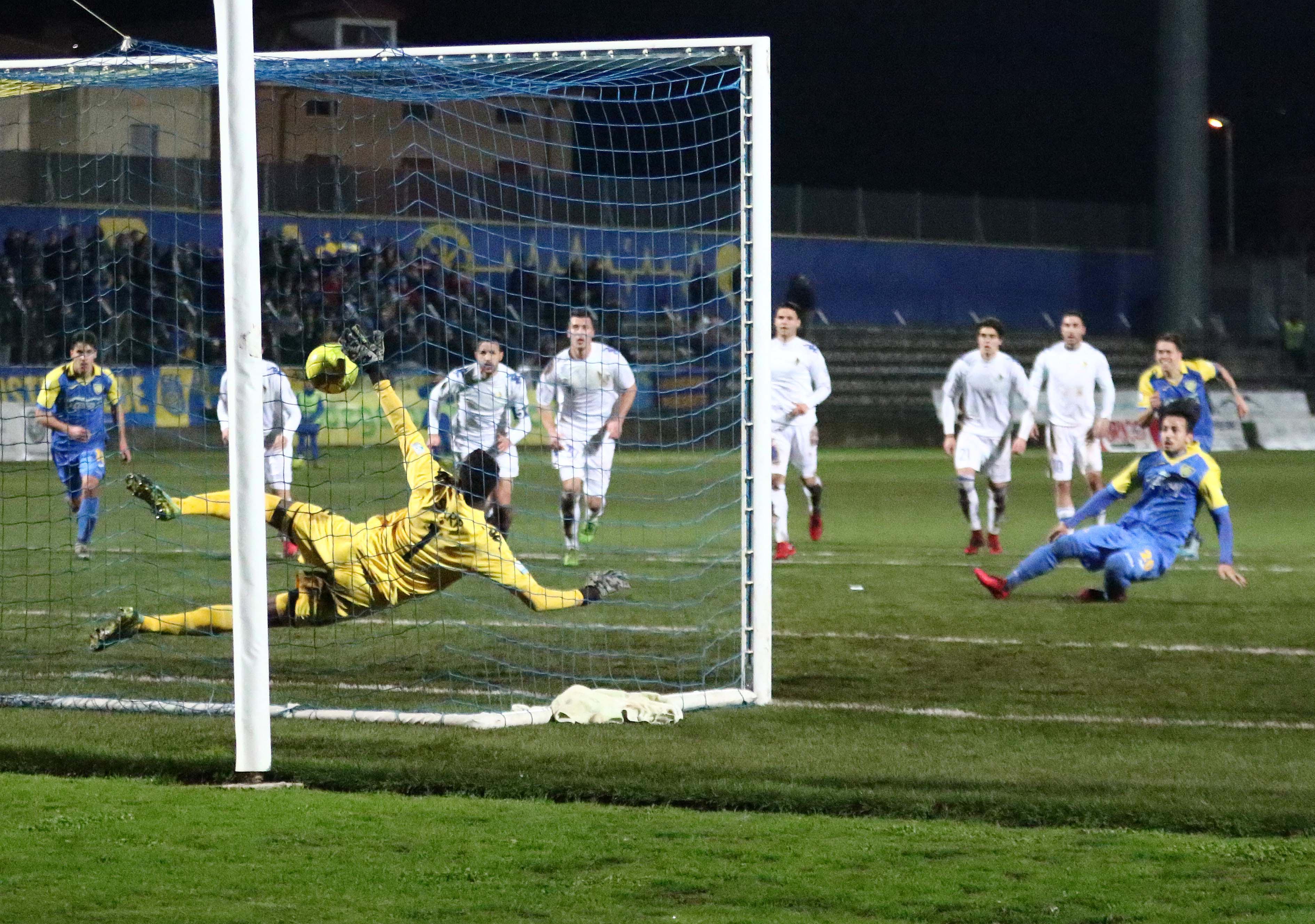 Il gol su rigore di Bentivegna che ha sbloccato l'incontro