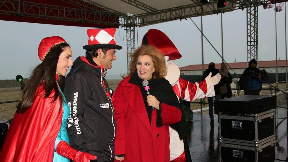 E Iva Zanicchi canta l’inno di Burlamacco