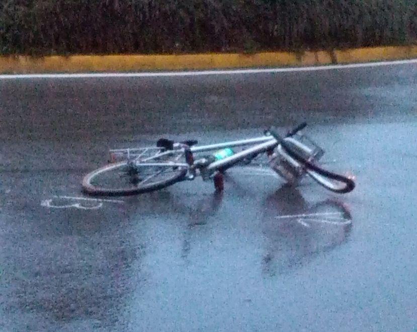 Ciclista a terra Traffico in tilt 