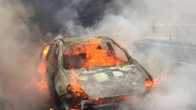 Auto in fiamme, illeso il conducente