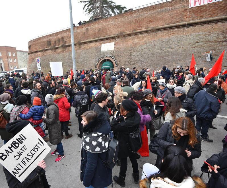 In duecento in piazza per dire no al fascismo 
