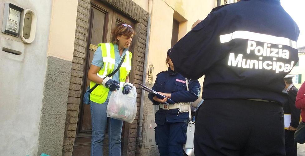 Rifiuti, 67 sanzioni e telecamere trappola 