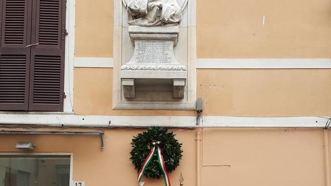 Una corona al busto marmoreo di Giordano Bruno