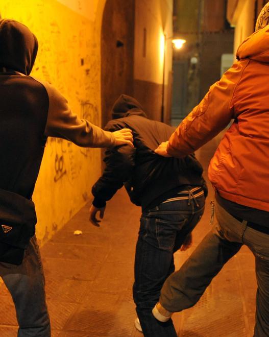Pestato a sangue dai bulli tredicenni 