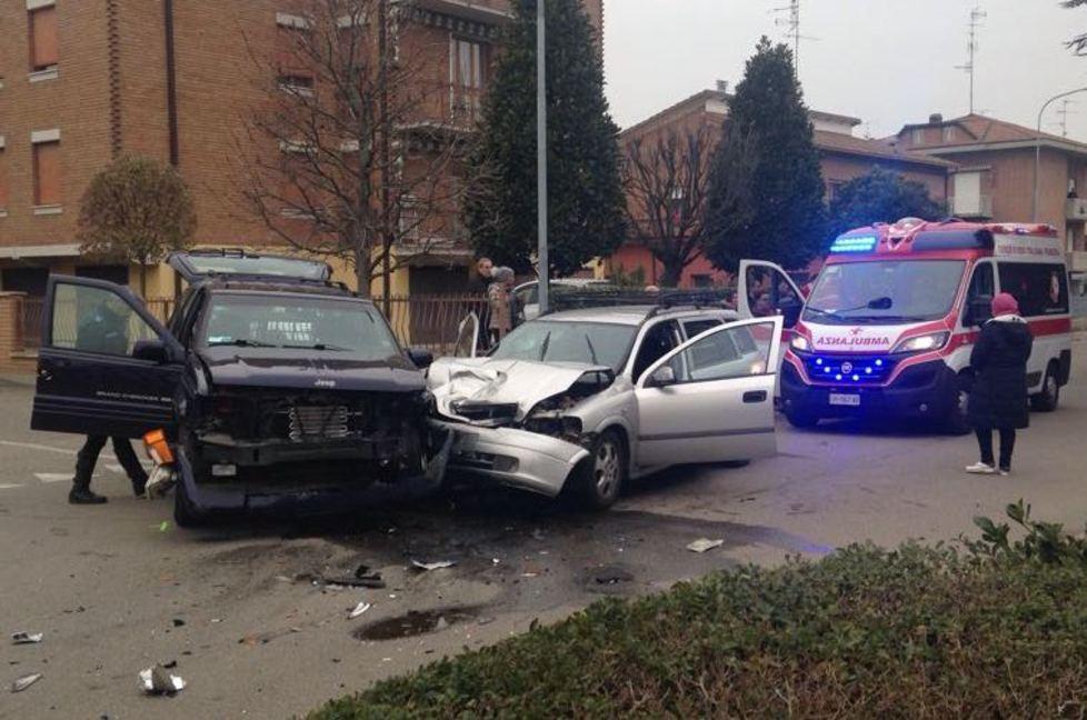 Schianto ad un incrocio in 3 finiscono all’ospedale 