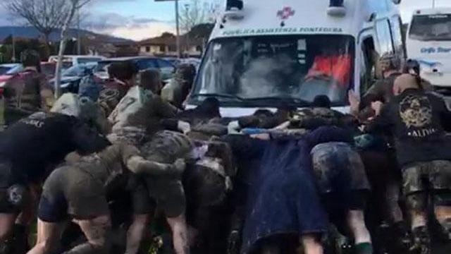 Ambulanza bloccata nel fango: a liberarla ci pensano i rugbisti - Video