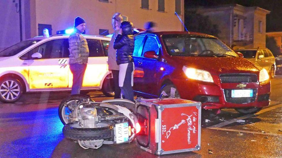 Portapizze si scontra con un’auto, giovane all'ospedale