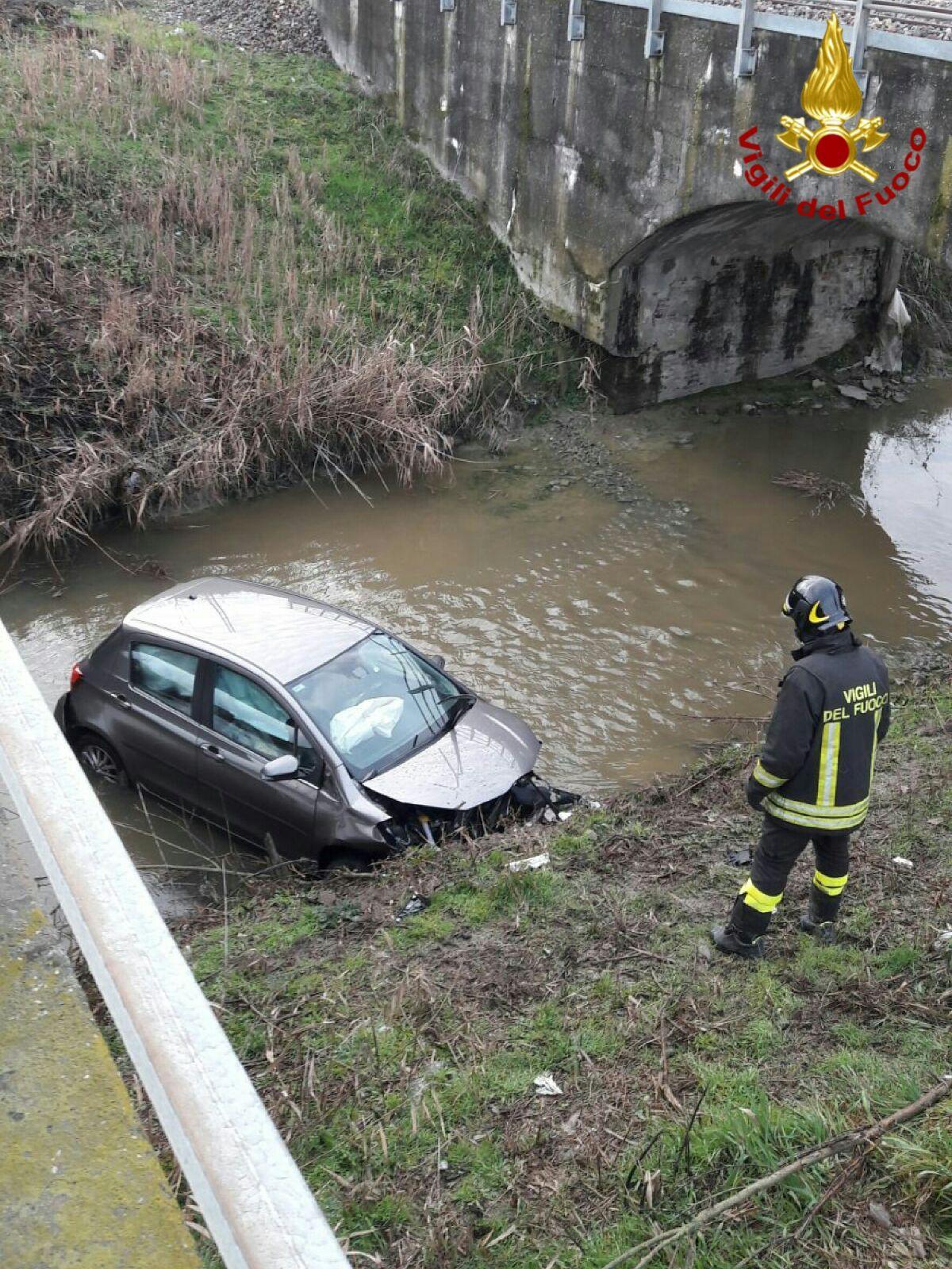 Novellara, auto nel canale: donna salvata dai vigili del fuoco