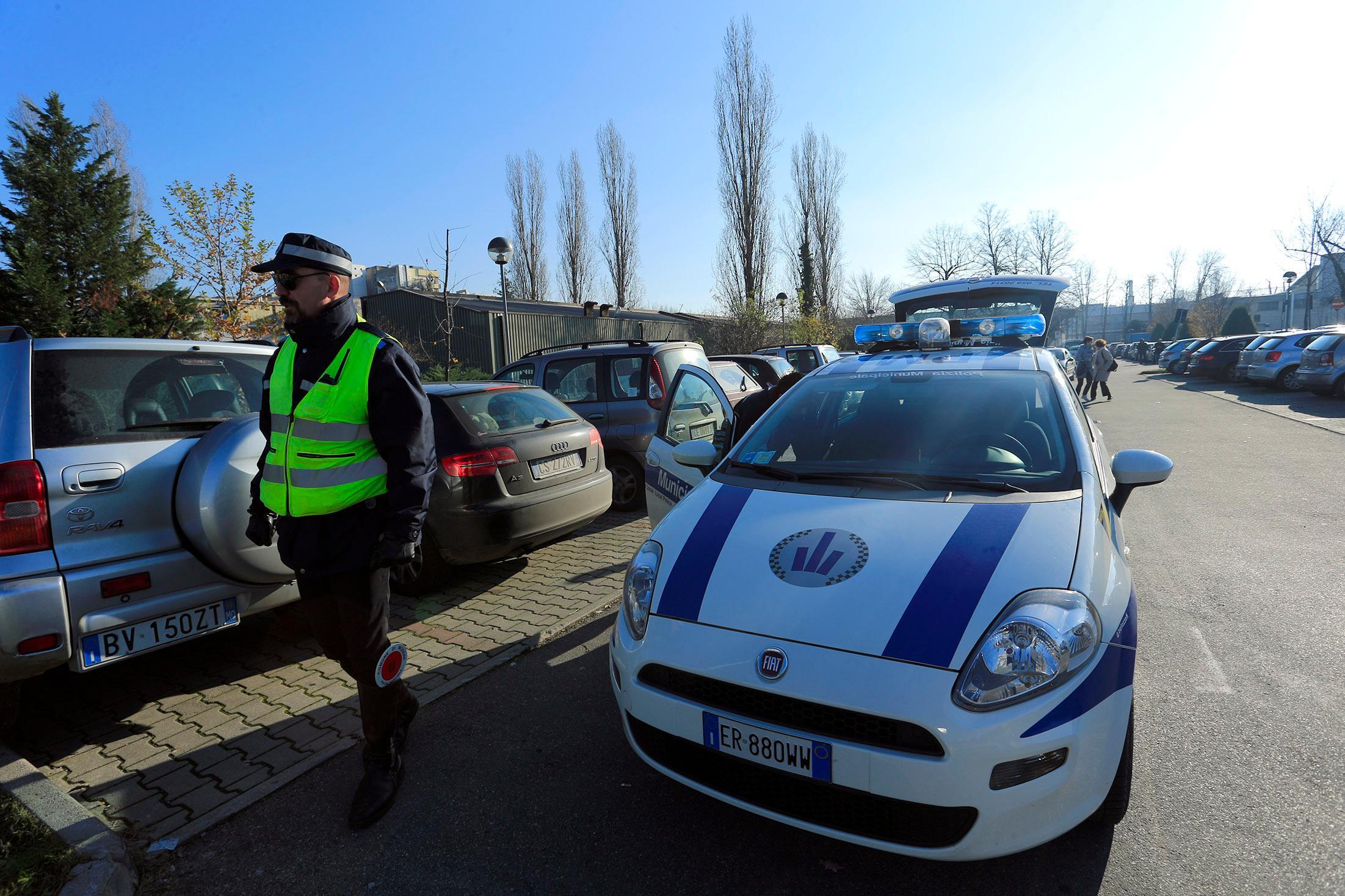 Un controllo della Polizia municipale sui parcheggiatori abusivi al Policlinico