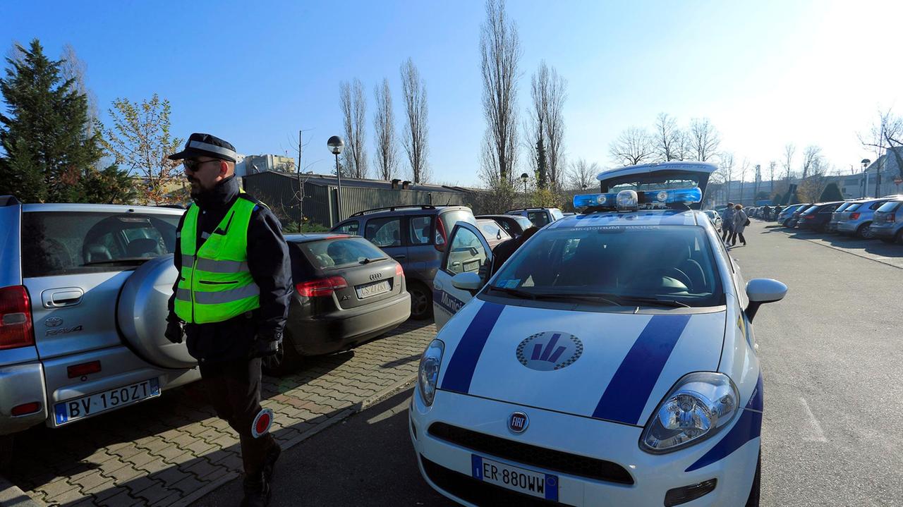 Un controllo della Polizia municipale sui parcheggiatori abusivi al Policlinico