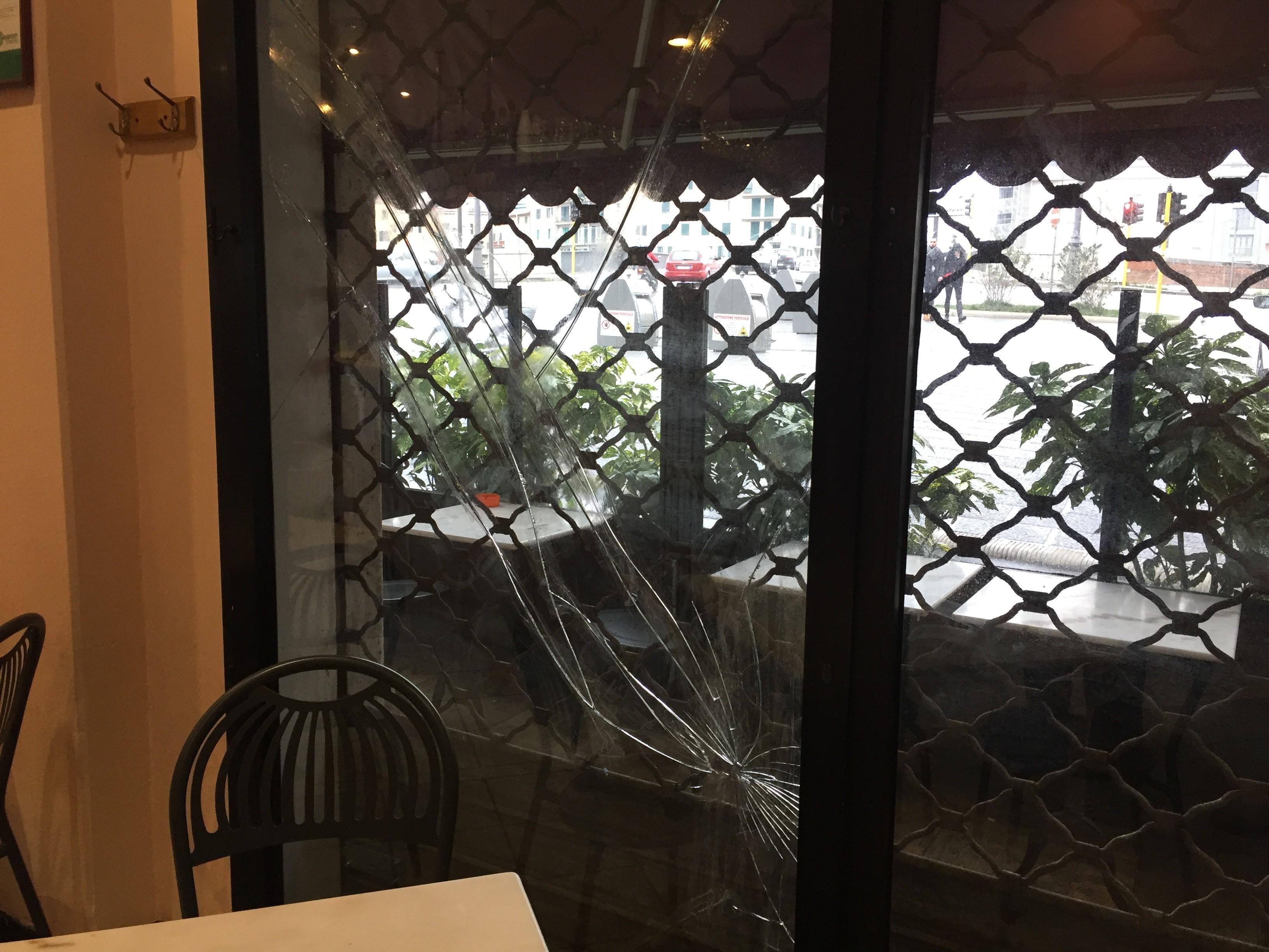 La vetrata danneggiata del bar Bronte