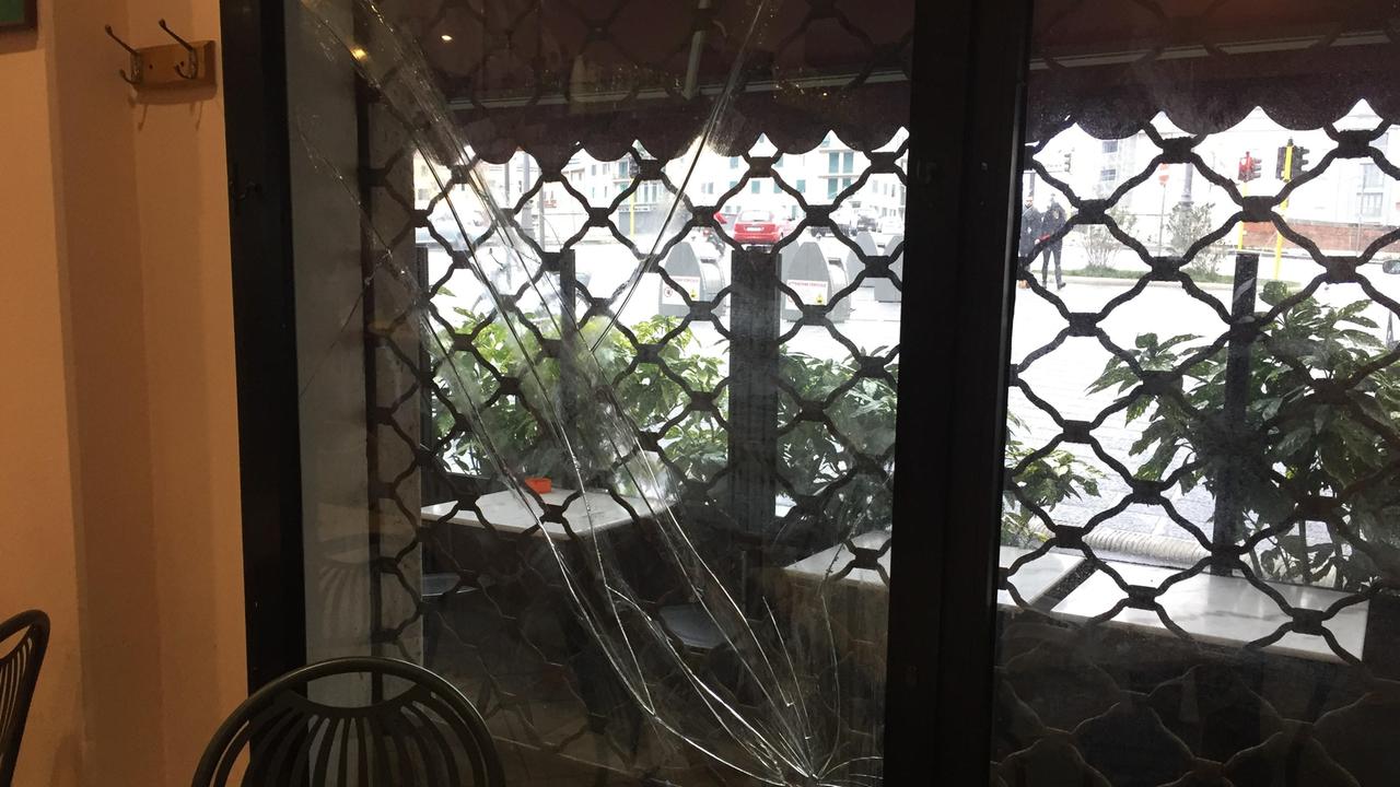 La vetrata danneggiata del bar Bronte