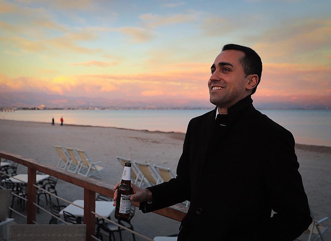 Luigi Di Maio e la birra al Poetto prima del comizio