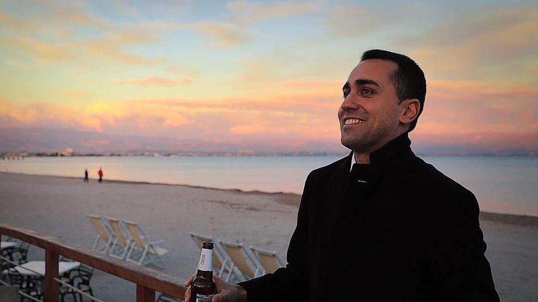 Luigi Di Maio e la birra al Poetto prima del comizio