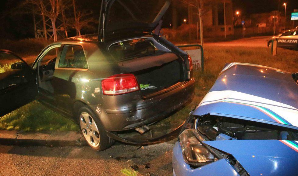 Schianto fra polizia e fuggitivo in via Gorizia: tre feriti 