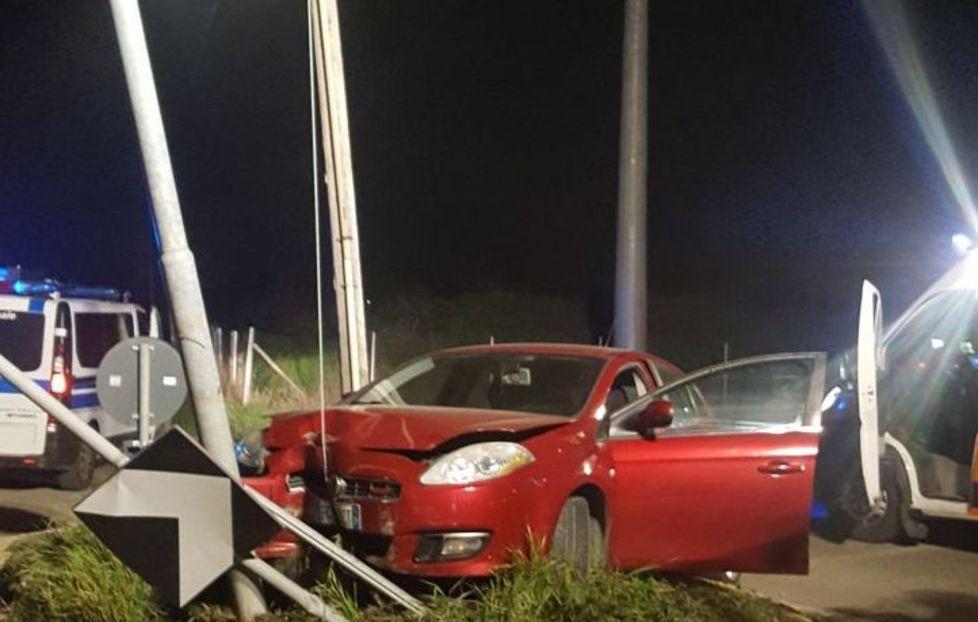 Auto contro un palo della luce
