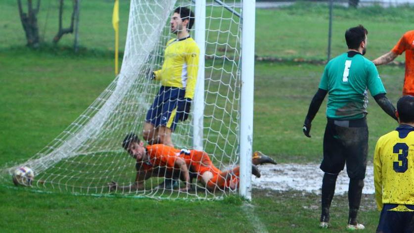 Corlo, poker nel derby
