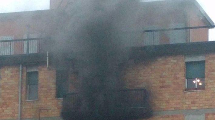 Fiamme nella cucina di un appartamento Paura in via Cola
