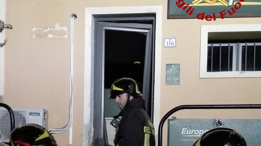 Attentato a Nuoro: ordigno esplode sulla porta del noleggio auto Europcar