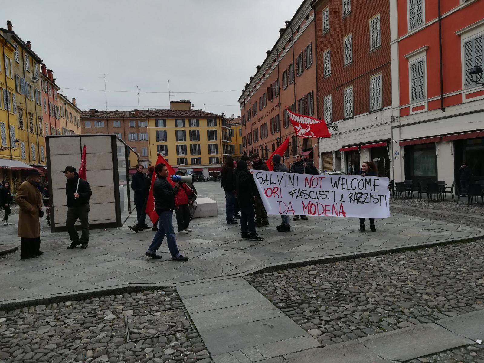 Modena, contestazioni contro Salvini 