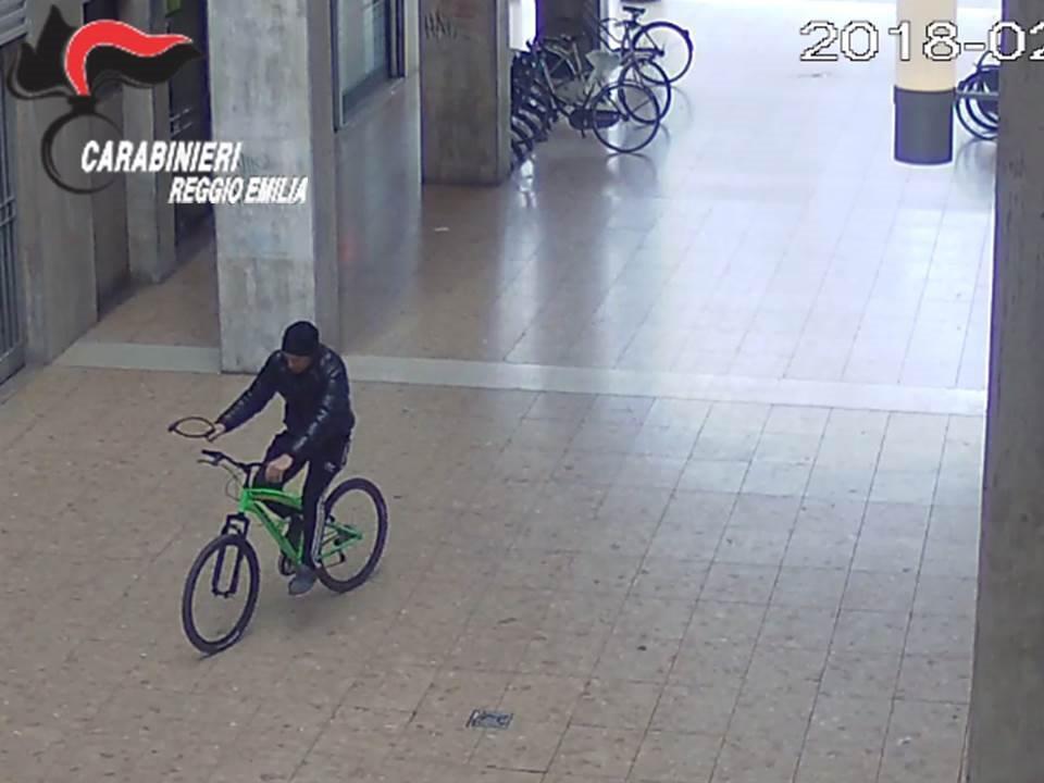 Reggio Emilia, gli amici del derubato inseguono in bici il ladro