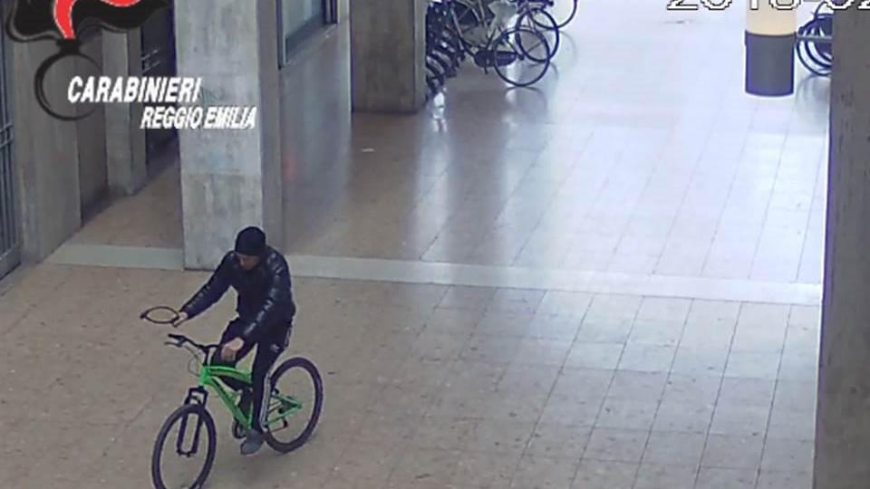 Reggio Emilia, gli amici del derubato inseguono in bici il ladro