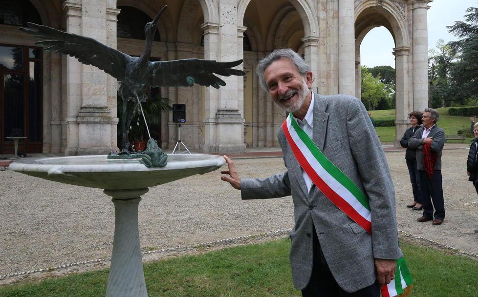 Il sindaco Giuseppe Bellandi al Tettuccio davanti alla Fontana dell’Airone, uno dei simboli di Montecatini 