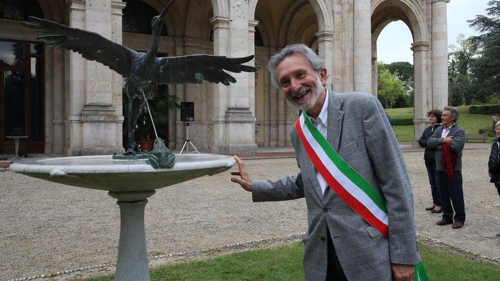 Il sindaco Giuseppe Bellandi al Tettuccio davanti alla Fontana dell’Airone, uno dei simboli di Montecatini