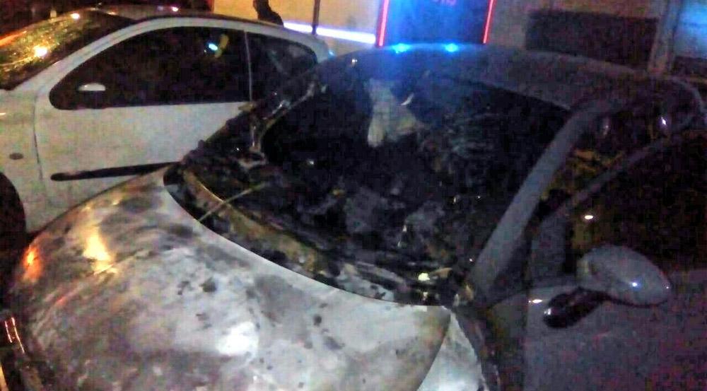 Una delle tre auto bruciate nel raid incendiario in via Pozzomaggiore