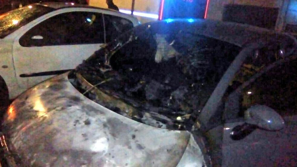 Una delle tre auto bruciate nel raid incendiario in via Pozzomaggiore