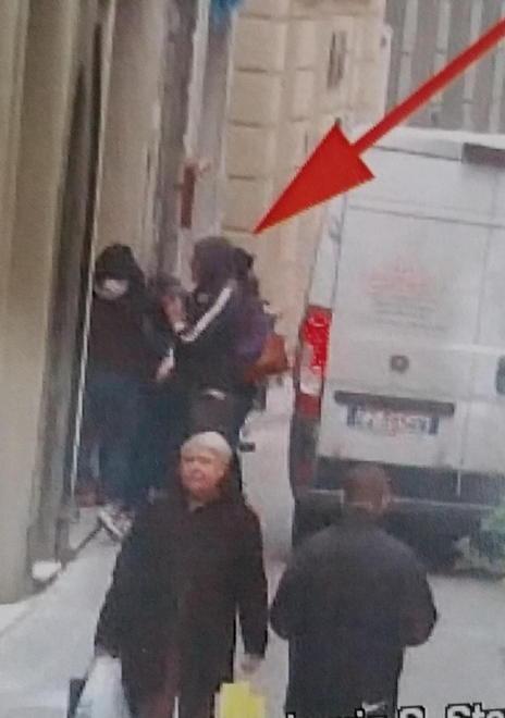Rapinatore in fuga travolge una maestra davanti ai bambini 